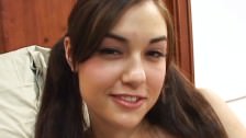 Mladičká brunetka Sasha Grey dostane do kundičky velký černý penis